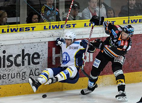 #79 Gregor Baumgartner, Liwest Black Wings Linz gewinnt das Duell an der Bande.