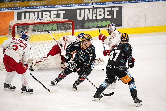 Brian Lebler (Steinbach Black Wings Linz) vor Tormann David Kickert (EC Red Bull Salzburg) Steinbach Black Wings Linz vs EC Red Bull Salzburg. Runde 32, ICE Hockey League, Steinbach Black Wings Linz, Linz AG Eisarena 