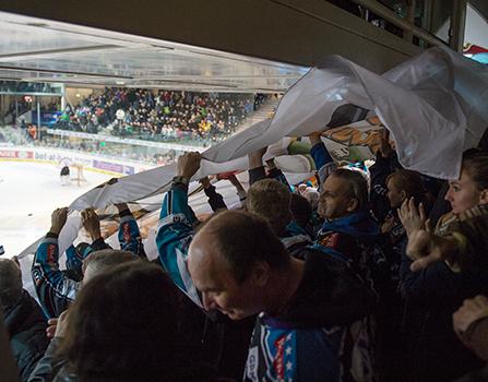 Die Fans feiern den Ausgleich, EHC Liwest Black Wings Linz vs Dornbirner Eishockey Club, Platzierungsrunde