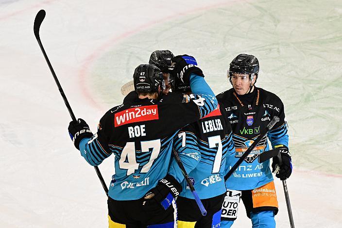 Die Steinbach Black Wings Linz feiern das Tor zum 1 zu1 durch Brian Lebler (Steinbach Black Wings Linz), 17. Runde ICE, Steinbach Black Wings Linz vs Team Ferencvarosi Torna Club FTC-Telekom (HUN), Linz AG Eisarena 