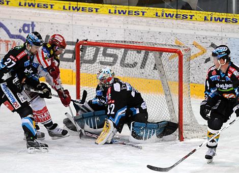 #32 Alex Westlund, Tormann, Liwest Black Wings Linz, klaert vor der #61 Christoph Harand, KAC der von Gerd Gruber, Liwest Black Wings verfolgt wird.