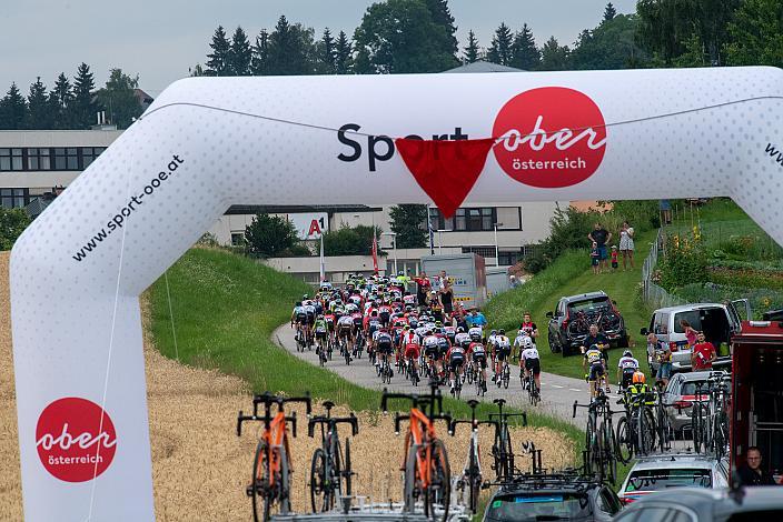 Das  Feld der Fahrer vor Rohrbach, 46. Int. Keine Sorgen,  Junioren Rundfahrt UCI Kat. MJ 2.1, 2. Etappe Rohrbach - Rohrbach