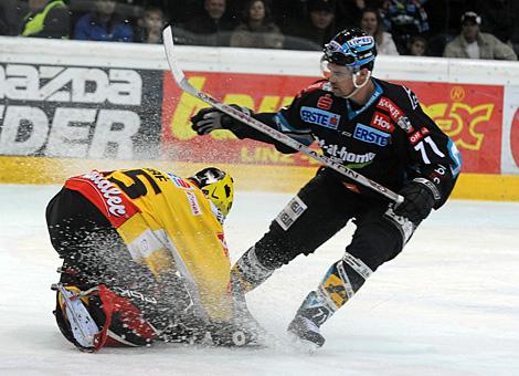 #71 Pat Leahy, Stuermer, EHC Liwest Black Wings Linz vor Jean-Francois Labbe, Tormann, Vienna Capitals.