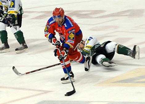 #92 Tomas Vak, Stuermer, HC Mountfield Budweis, im Angriff.