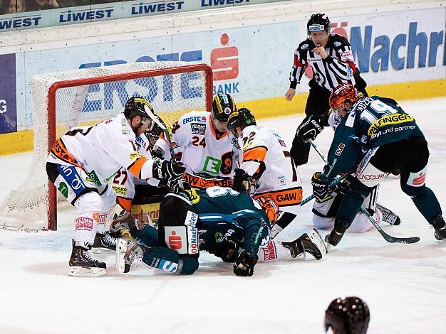 Andrew Kozek und Rob Hisey, Linz vor Sebastian Stefaniszin, Graz,  EHC Liwest Black Wings Linz vs MOSER MEDICAL GRAZ99ers