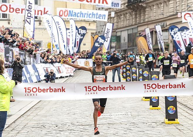 Merhawi Kesete (ERI) Sieger 2019 14.04.2019 Leichtathletik Linz Marathon