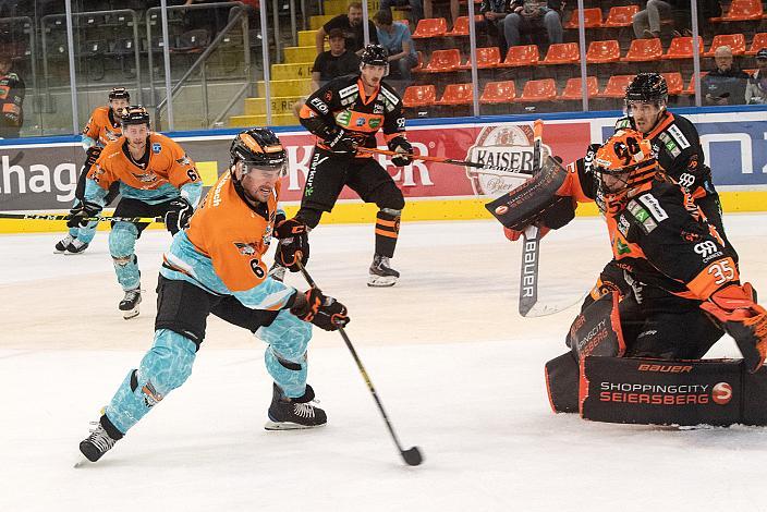 Rafael Rotter (Steinbach Black Wings Linz) scort gegn Tormann Felix Nussbacher (Graz 99ers) Steinbach Black Wings Linz  vs Graz 99ers