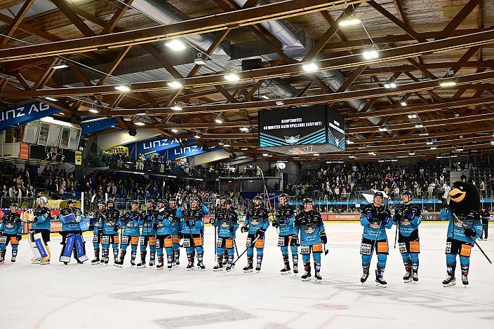 Das Team der Steinbach Black Wings Linz feiern den Heimsieg über die Pioneers Vorarlberg, 1. Runde ICE, Steinbach Black Wings Linz vs Pioneers Vorarlberg , Linz AG Eisarena 