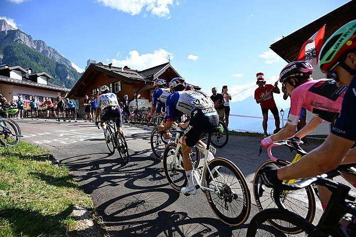 Im Rosa Trikot des Gesamtführenden des Giro d´ Italia Jonas Vingegaard (DEN, Team Visma - Lease a Bike) 19 Etappe. Feltre  -  Alleghe (Piani di Pezze)   (151km) 109. Giro d Italia