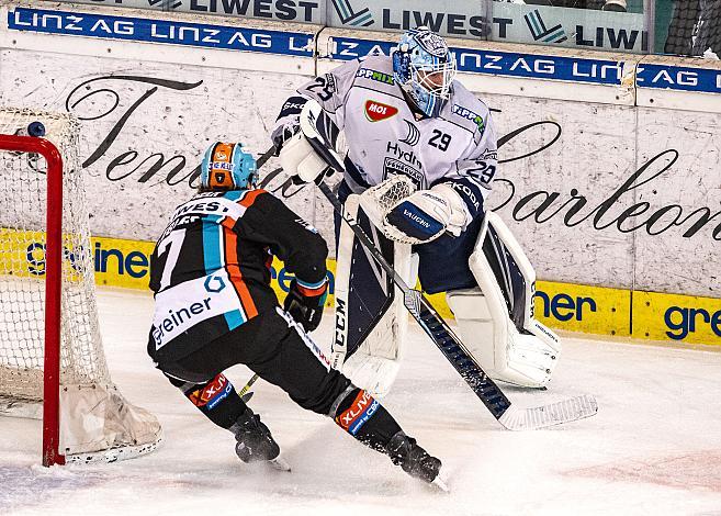 Im Bild: Brian Lebler (EHC Liwest Black Wings Linz), Tormann Michael Ouzas (Hydro Fehervar AV 19),  Eishockey,  EHC Liwest Black Wings Linz vs Hydro Fehervar AV 19