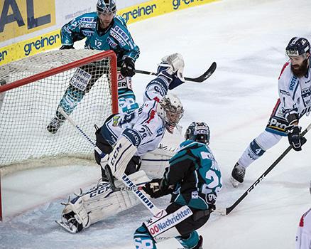 Fabio Hofer (EHC Liwest Black Wings Linz) scort gegen Zoltan Hetenyi (Fehervar AV 19) EHC Liwest Black Wings Linz vs Fehervar AV 19