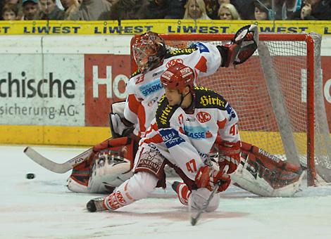 #23 Hannes Enzenhofer, Tormann, KAC muss sich strecken, davor die #47 Jeffrey Tory, Verteidiger, KAC.