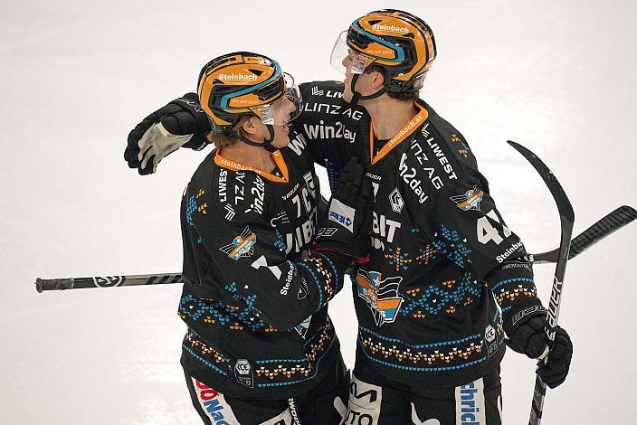 Brian Lebler (Steinbach Black Wings Linz) und Logan Roe (Steinbach Black Wings Linz)feiern das 1 zu 0,  Steinbach Black Wings Linz vs Spusu Vienna Capitals, 27. Runde, ICE Hockey League, Steinbach Black Wings Linz, Linz AG Eisarena 