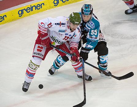 Robert Lukas (EHC Liwest Black Wings Linz) und Nathan Dicasmirro, Bozen,  EHC Liwest Black Wings Linz vs HCB Suedtirol