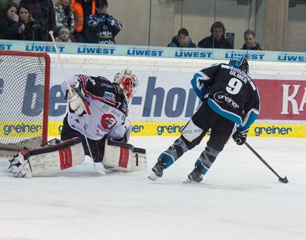 Jason Ulmer (EHC Liwest Black Wings Linz) scort gegen Tormann Patrik Nechvatal (HC Orli Znojmo),  EHC Liwest Black Wings Linz vs HC Orli Znojmo, Platzierungsrunde