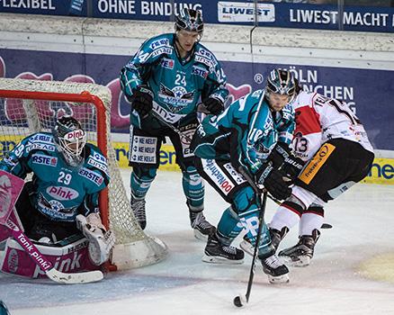 Marc-Andre Dorion (EHC Liwest Black Wings Linz) und Colton Yellow Horn (HC Orli Znojmo)  EHC Liwest Black Wings Linz vs HC Orli Znojmo