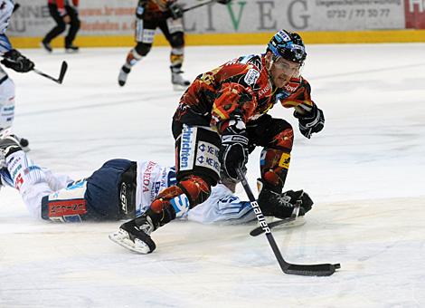 Brad Purdie, Stuermer Liwest Black Wings Linz,im Angriff auf das Tor von  SAPA Fehervar AV19