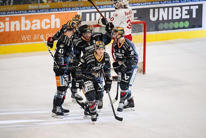 Die Steinbach Black Wings Linz feiern das Tor zum 1 zu 0 durch Brian Lebler (Steinbach Black Wings Linz)  Steinbach Black Wings Linz vs EC Red Bull Salzburg. Runde 32, ICE Hockey League, Steinbach Black Wings Linz, Linz AG Eisarena
