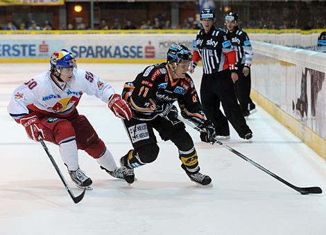 Martin Grabher-Meier, Liwest Black Wings Linz verfolgt von der nr.50 Mario Fischer, Red Bull Salzburg.