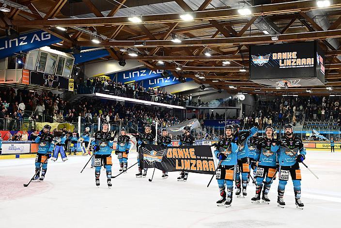Das Team der Steinbach Black Wings Linz feiern den Heimsieg über die 17. Runde ICE, Steinbach Black Wings Linz vs Team Ferencvarosi Torna Club FTC-Telekom (HUN), Linz AG Eisarena 
