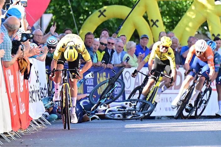 Sieger Henry Hobbs (GBR, Team Visma - Lease a Bike Development Team), Valentin Hofer (AUT, Bahrain Victorious Development Team), 2. Platz Reuben AGE-BROWN (AUS, Team Brennan), 3. Platz Filippo Fortin (ITA, Hrinkow Advarics), ReubenZieleinfahrt in Reichersberg 2. Etappe Eferding - Reichersberg, Oberösterreich Rundfahrt