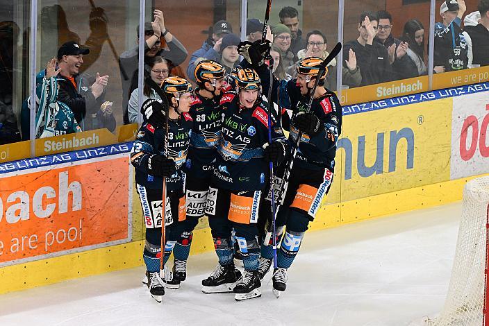 Die Steinbach Black Wings Linz feiern das Tor zum 1 zu 0 durch Marco Brucker (Steinbach Black Wings Linz). Steinbach Black Wings Linz vs HK SZ OLIMPIJA,, Linz AG Eisarena