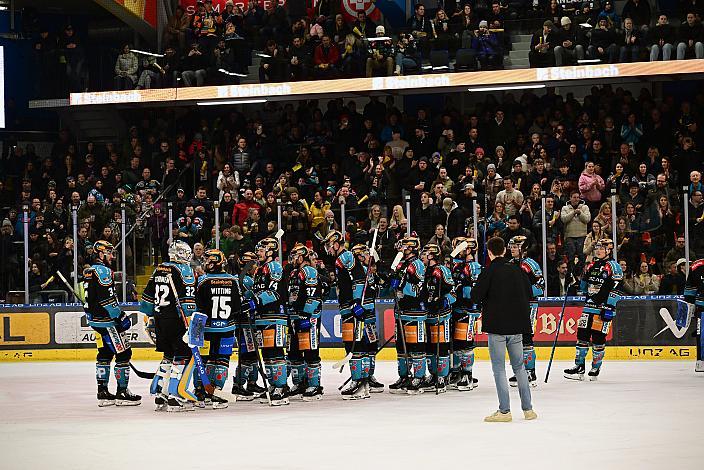 Das Team der Steinbach Black Wings Linz feiern den Heimsieg über die Pioneers Vorarlberg, Win2Day ICE Hockey League,  Steinbach Black Wings Linz vs Pioneers Vorarlberg,  Linz AG Eisarena 