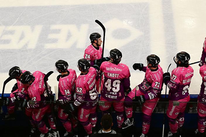 Die Steinbach Black Wings Linz feiern das Tor zum 3 zu 0, Kyle Topping (Steinbach Black Wings Linz),  ICE, Steinbach Black Wings Linz vs HC Tiwag Innsbruck - Die Haie Linz, AG Eisarena 