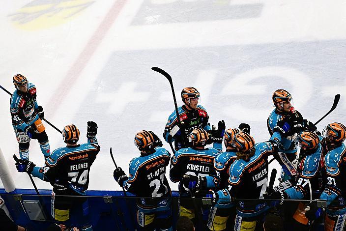 Die Steinbach Black Wings Linz feiern das Tor zum 1 zu 0 durch Kilian Rappold (Steinbach Black Wings Linz),   Win2Day ICE Hockey League,  Steinbach Black Wings Linz vs HC Pustertal Wölfe,  Linz AG Eisarena 