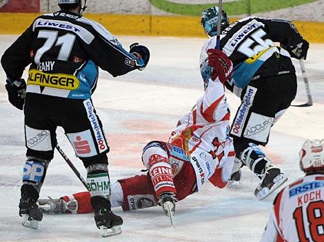 Robert Lukas Linz zwingt Dieter Kalt, KAC auf das Eis. EHC Liwest Black Wings Linz vs. EC KAC Finale 1