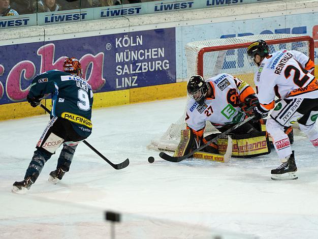 Jason Ulmer, Linz vor Sebastian Stefaniszin, Graz, r EHC Liwest Black Wings Linz vs MOSER MEDICAL GRAZ99ers