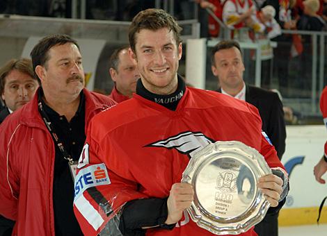 #30 Bernd Brueckler, Tormann, Team Austria mit der WM Schale.