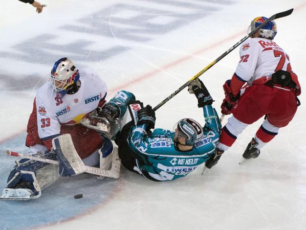 Kevin Moderer (EHC Liwest Black Wings Linz) und Luka Gracnar (EC Red Bull Salzburg)  EHC Liwest Black Wings Linz vs EC Red Bull Salzburg