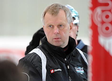 Trainer Robert Daum, Liwest Black Wings Linz vor der Mannschaft.