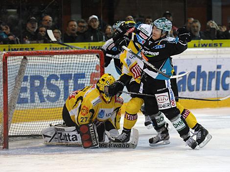Martin Grabher Meier, Linz vor Tormann Sebsatian Stefaniszin, Vienna, EHC Liwest Black Wings Linz vs. UPC Vienna Capitals, Viertelfinale
