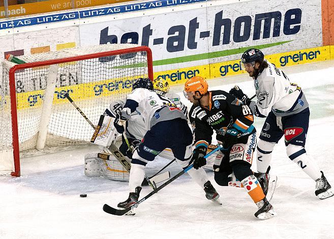 Dragan Umicevic (Steinbach Black Wings 1992), vor Tormann Jaroslav Janus (Hydro Fehervar AV 19) Black Wings Linz vs Hydro Fehervar AV 19,  Eishockey, Bet at Home ICE Hockey League