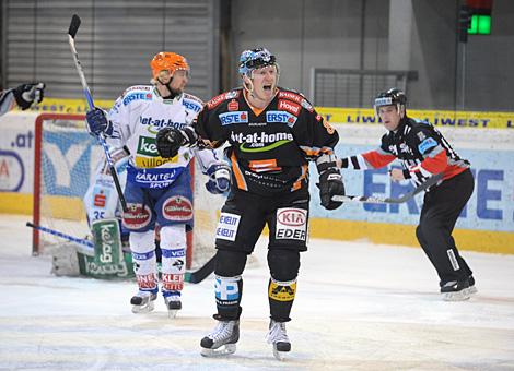 Andreas Judex Liwest Black Wings Linz feiert sein Tor gegen den EC VSV